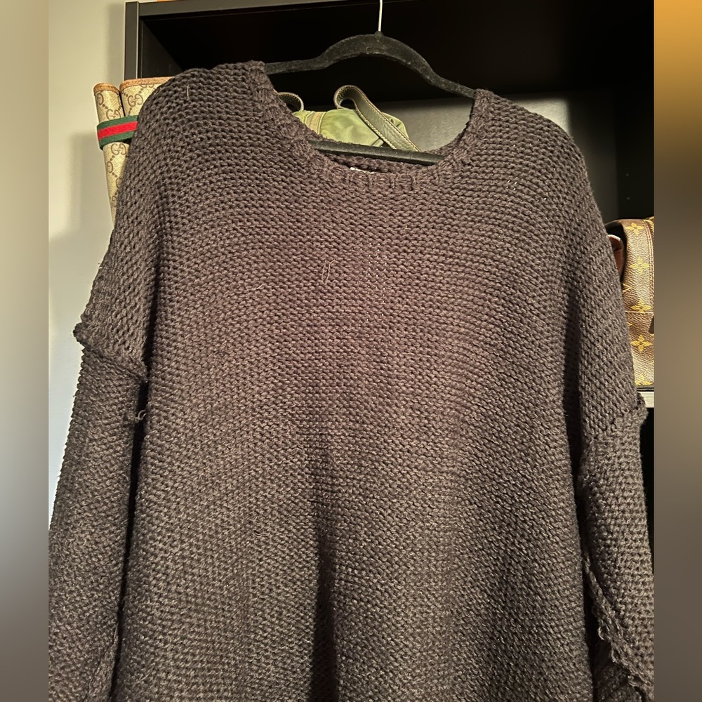 Black boutique sweater 🖤